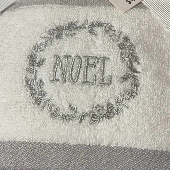 NWT Caro Home Chateau Royal NOEL & PEACE DOVE Hand Towel Set White/Silver - Picture 4 of 9